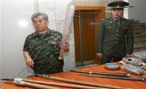 Head of Kyrgystan’s security, Keneshbek Dushebayev (L)