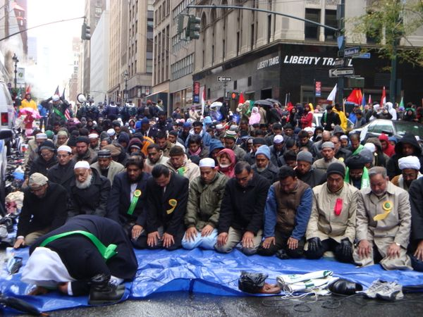 Muslims pray in NYC (photo by Pamela Geller)