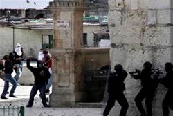 Arab-Muslims stone police, tourists on Temple Mount