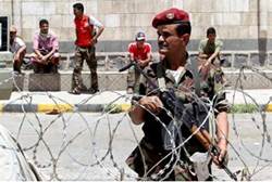 Soldier guarding the home of Presiden Hadi