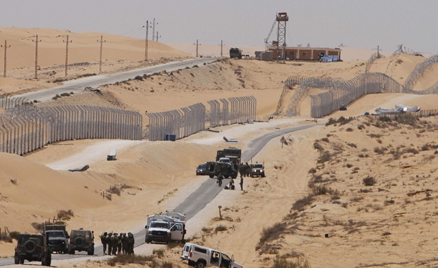 Israeli Egyptian troops at the buffer zone