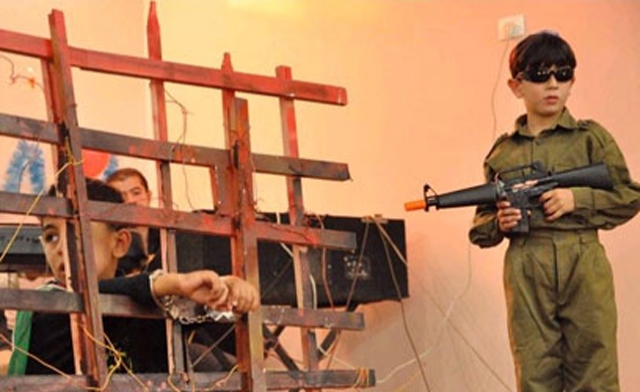 Palestinian prisoner and Israeli guard. (Ynet)