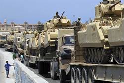 Egyptian armor enters Rafah (Ruters)
