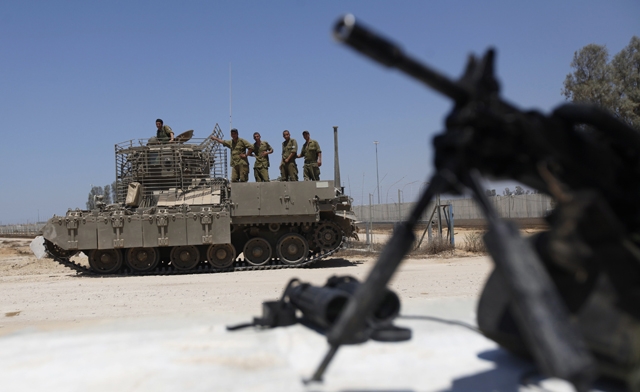 Israeli soldiers at the Kerem Shalom crossing (Reuters)