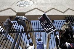 Protesters climb US Embassy fence in Sanaa -Reuters