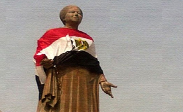 Umm Kolthoums statue after activists cleaned it and painted its base Al Arabiya