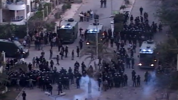 Egyptian protesters clashes with members of the Muslim Brotherhood in Cairo. Al Arabiya