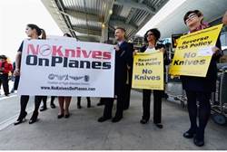 protests against carrying pocket knives on planes - AFP