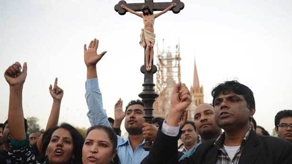 Pakistani Christians protest against the attack on the homes of the Christian community. AFP