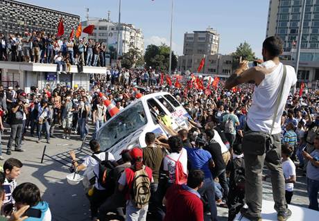 Protestors on 06-13