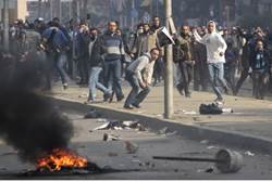 Morsi supporters clash with riot police in Cairo - Reuters