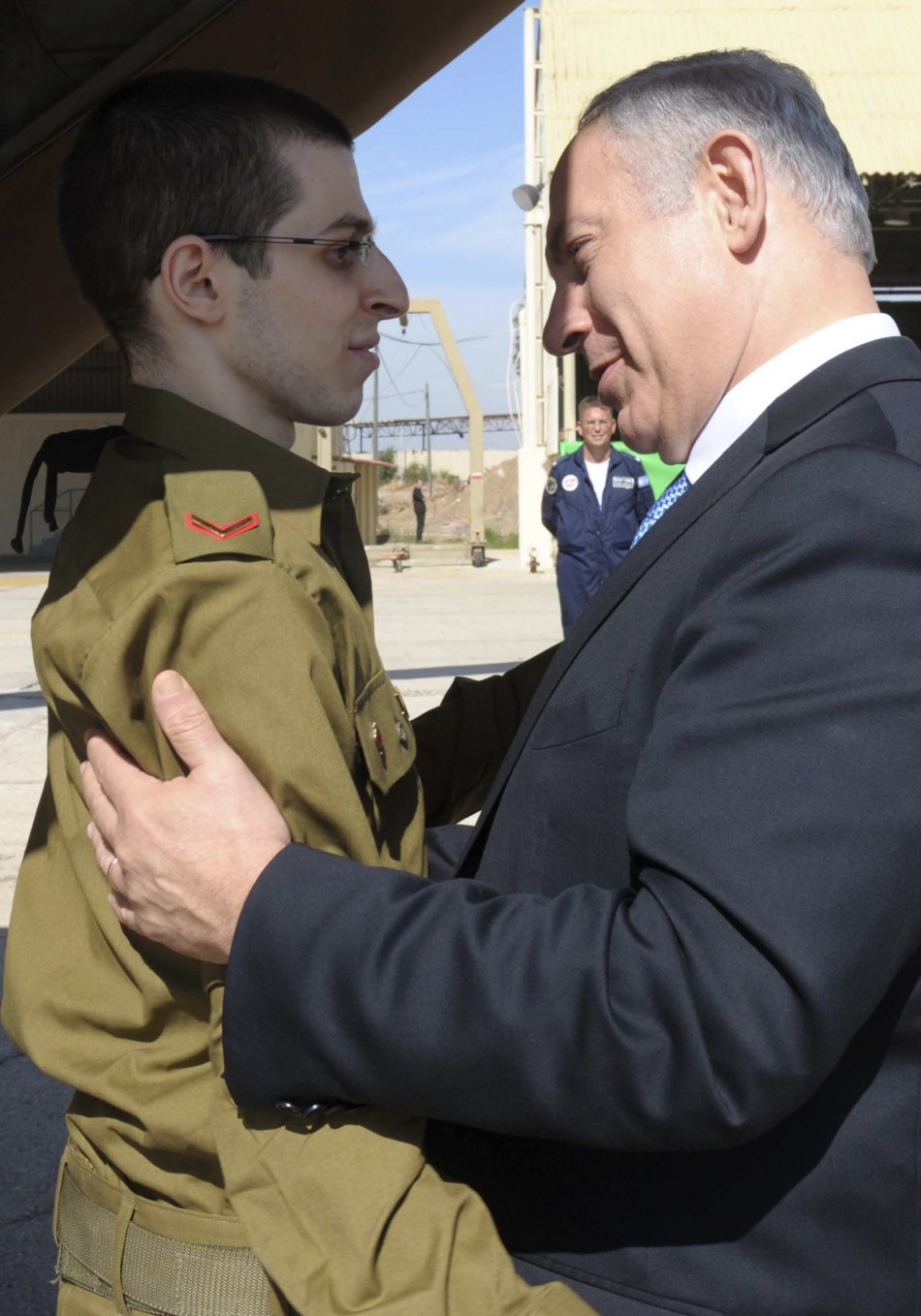 benjamin-netanyahu-greets-gilad-shalit