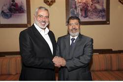 Morsi shakes hands with Haniyeh Ruters