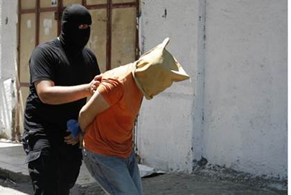 Hamas terrorist leads condemned man to his execution - Reuters