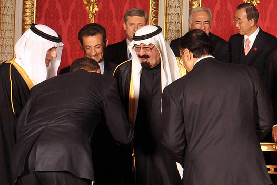 Obama bowing to Saudi's king