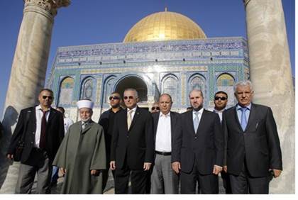 OIC secretary general Ekmeleddin Ihsanoglu at Temple Mount fileSliman Khader-Flash 90