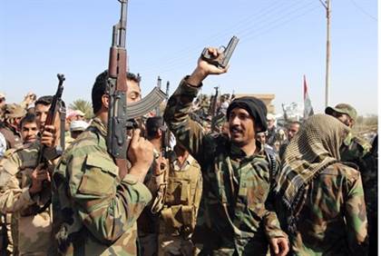 Iraqi soldiers and Shia militiamen - Reuters